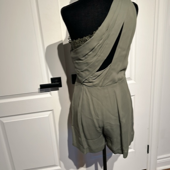 New one shoulder jumper - Picture 4 of 12